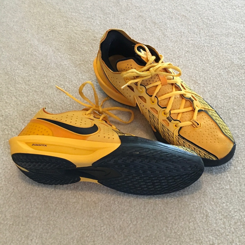 Nike Yellow and Black Volleyball Shoes - Picture 3 of 3